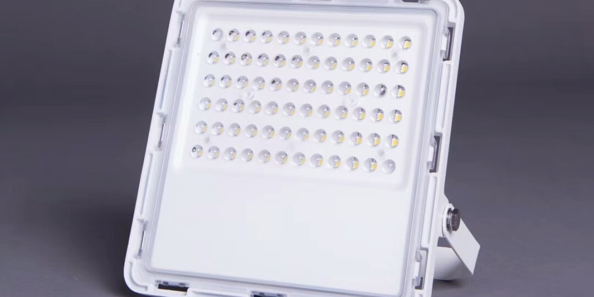 Iluminação Industrial Reinventada: Como High Bay LEDs Transformam Fábricas com Eficiência e Economia